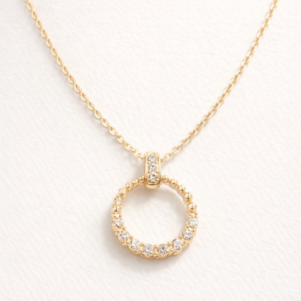Collier cercle ouvert doré serti de zircons | Éclat graphique