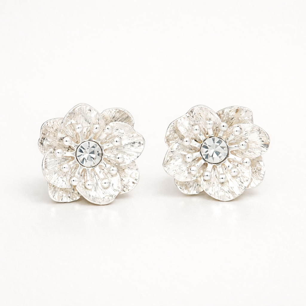Boucles d’oreilles fleur argentée serties de zircons | Éclat délicat