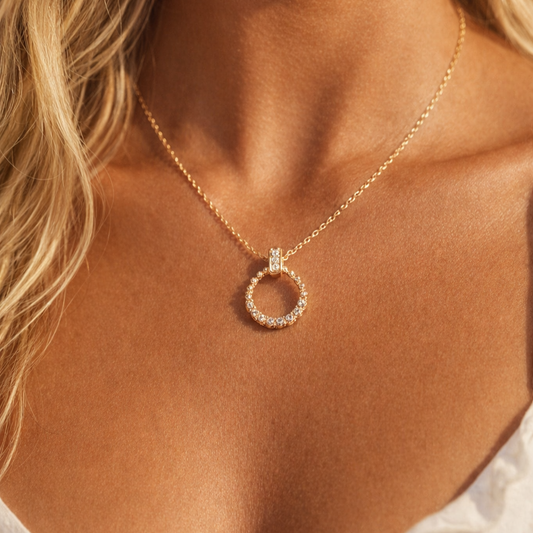 Collier cercle ouvert doré serti de zircons | Éclat graphique