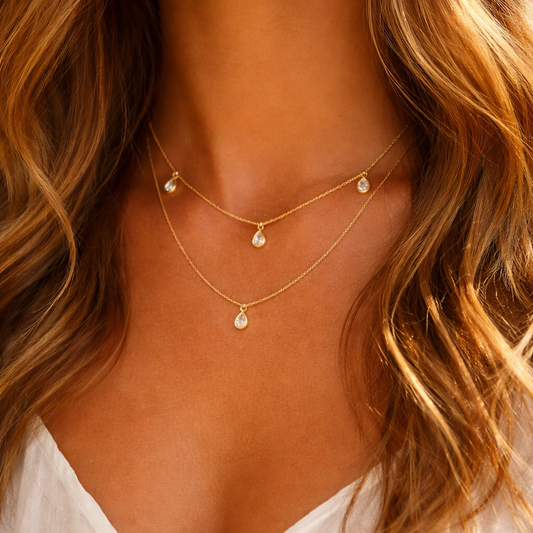Collier doré multi-chaînes serti de zircons goutte – Élégance fluide