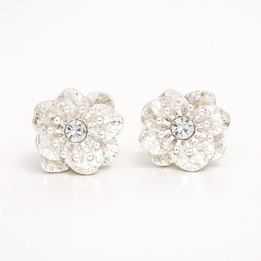 Boucles d’oreilles fleur argentée serties de zircons | Éclat délicat